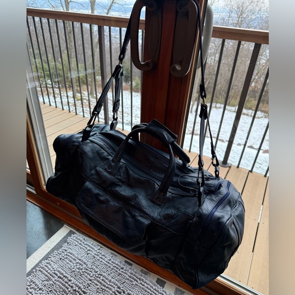 Mexican made navy blue leather carry on, duffle bag. Handles and removable strap - Picture 14 of 16